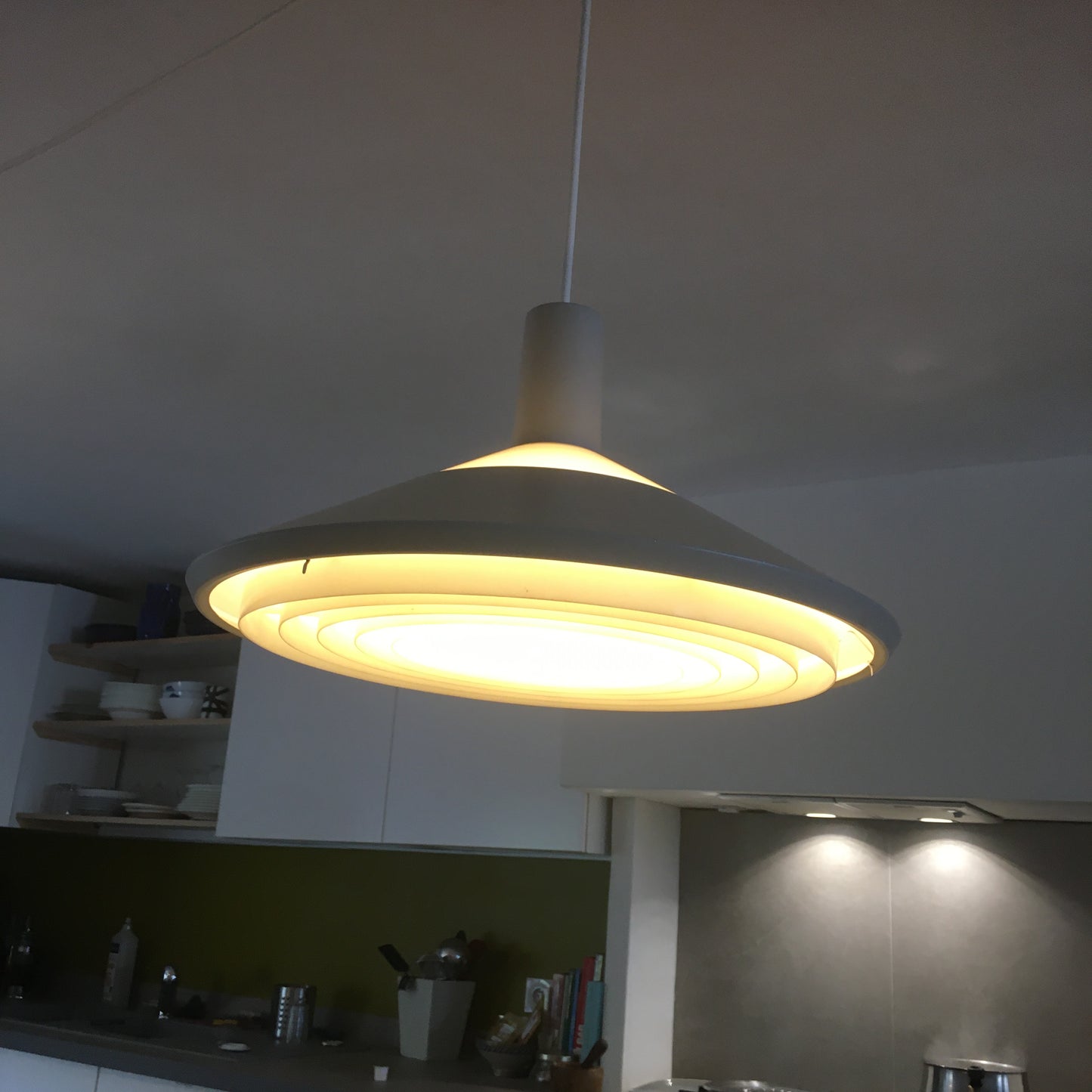 Suspension Klassependel en aluminium, verre et acrylique par Louis Poulsen, Danemark 1965