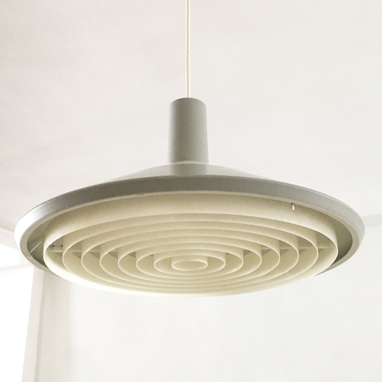 Suspension Klassependel en aluminium, verre et acrylique par Louis Poulsen, Danemark 1965