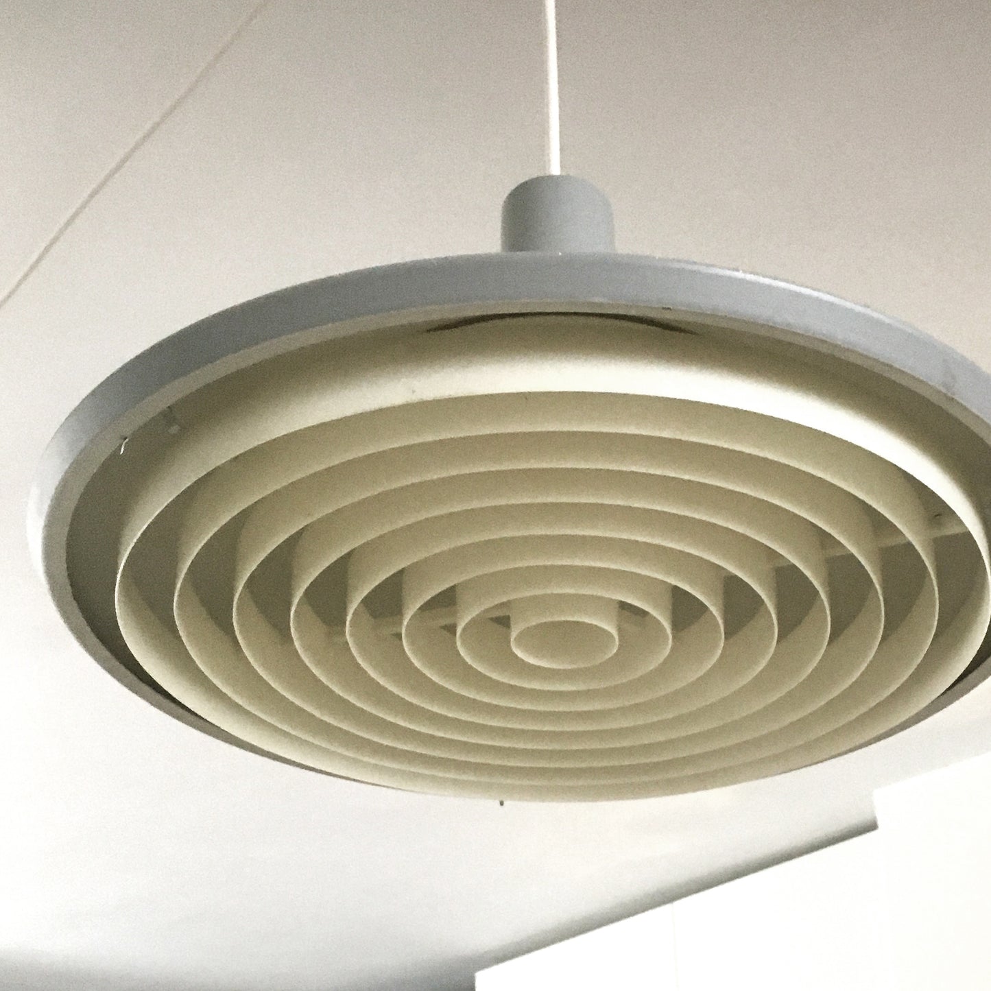 Suspension Klassependel en aluminium, verre et acrylique par Louis Poulsen, Danemark 1965