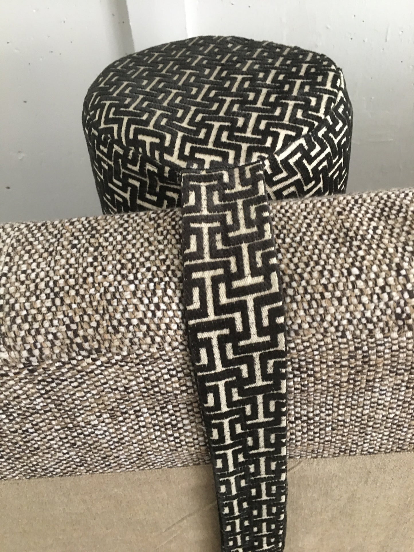 Grand coussin- traversin , appui-tête.