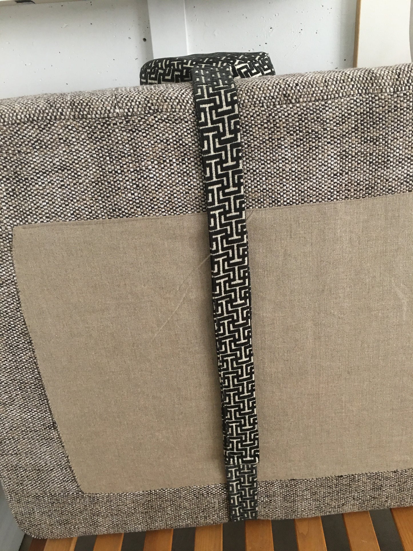 Grand coussin- traversin , appui-tête.