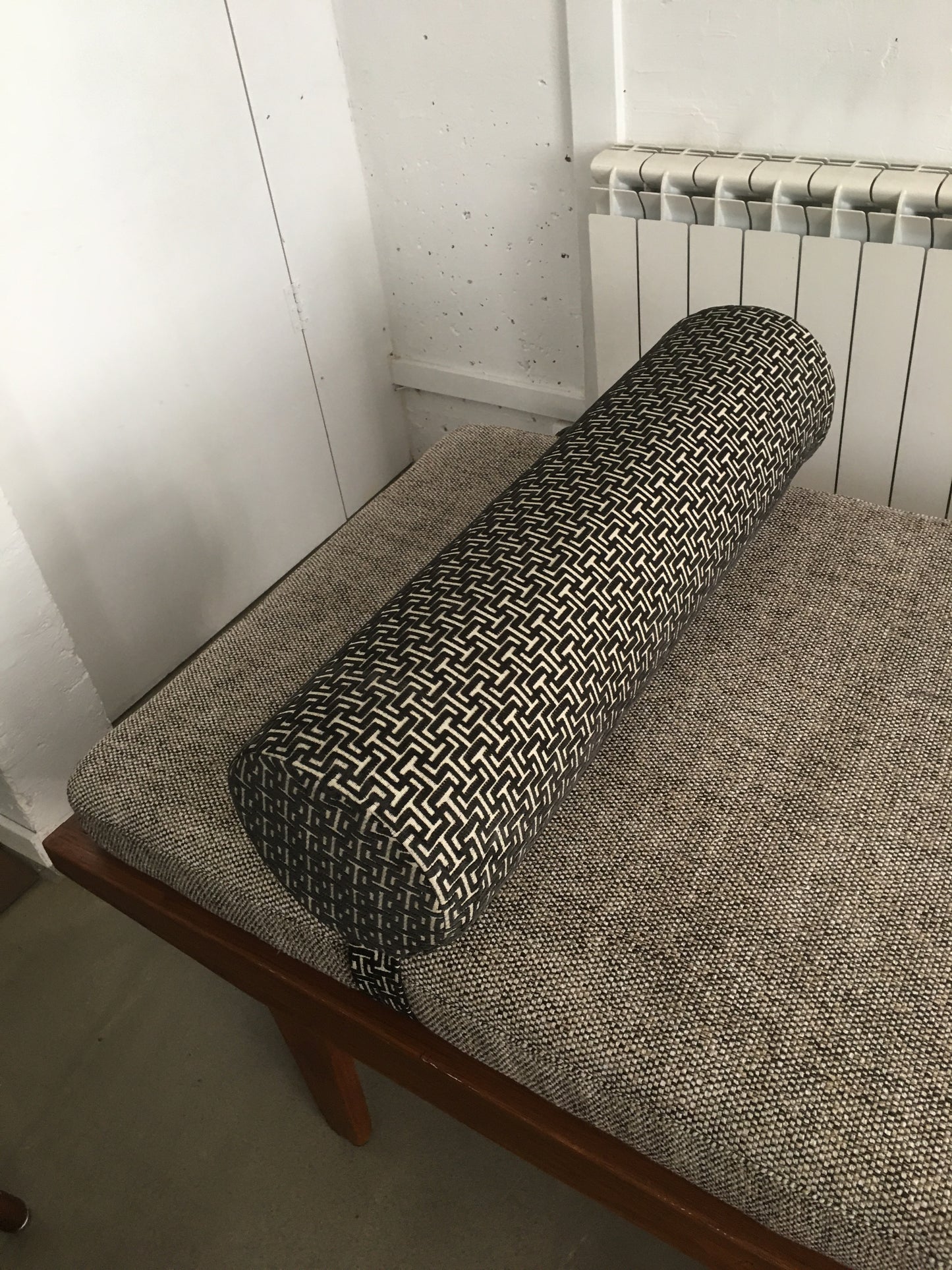 Grand coussin- traversin , appui-tête.