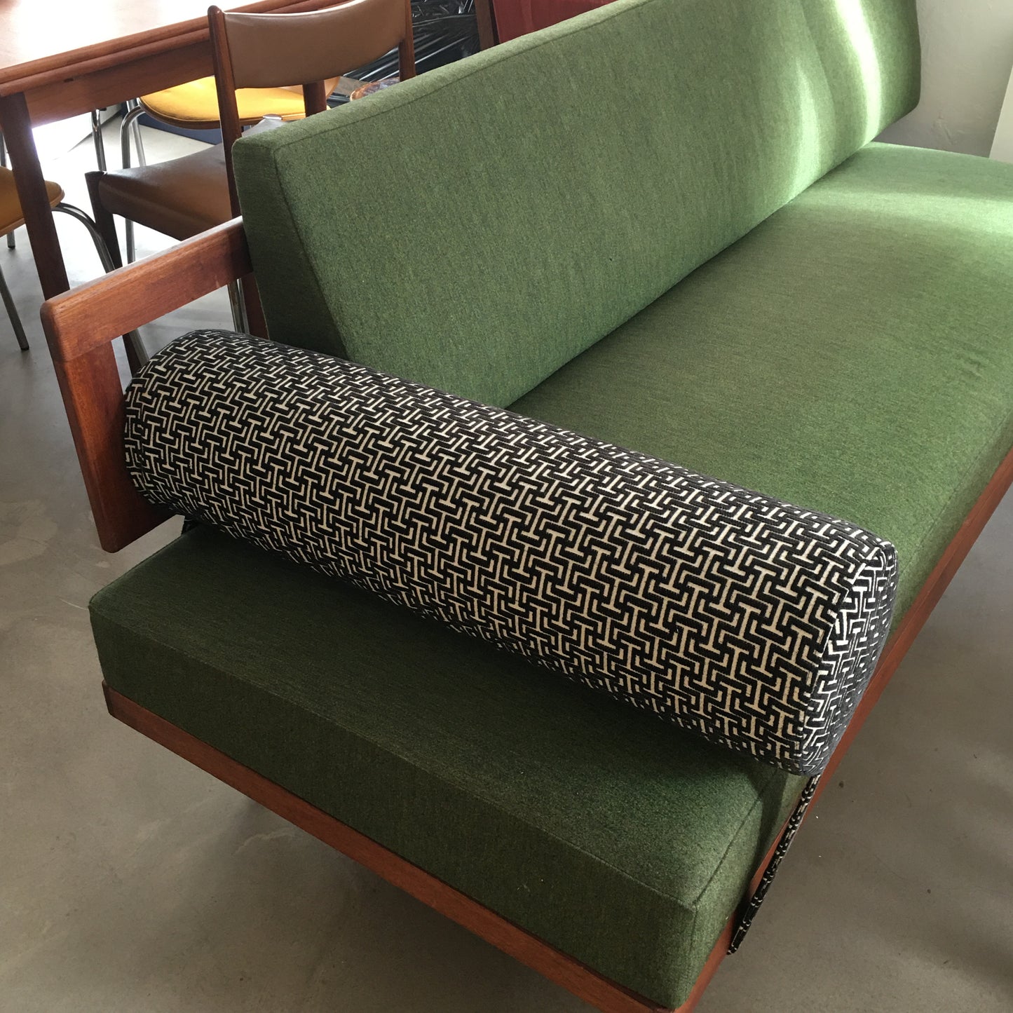 Grand coussin- traversin , appui-tête.