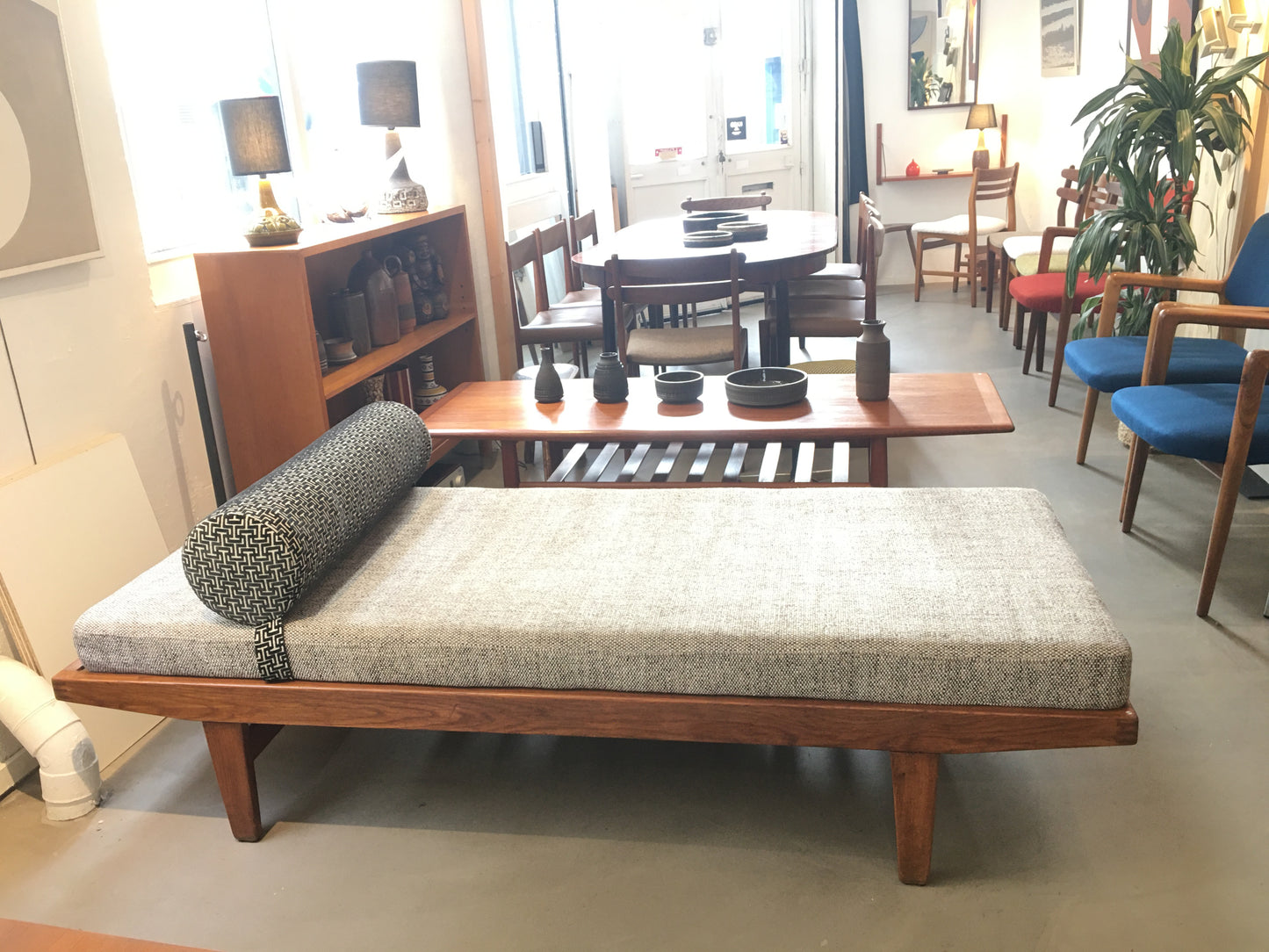 Grand coussin- traversin , appui-tête.