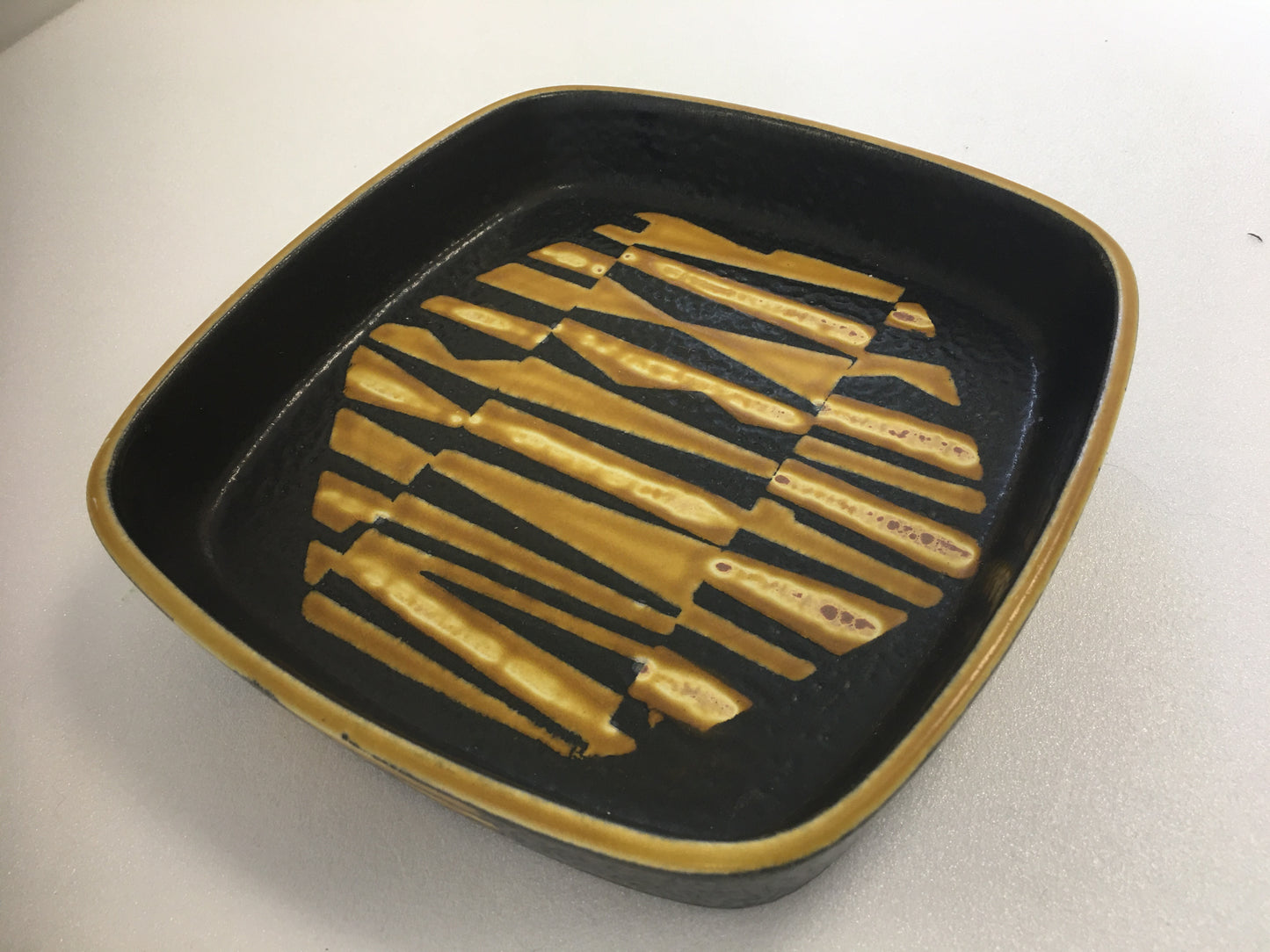 Plat carré en faïence de la série Baca créée par Nils Thorsson pour Royal Copenhagen