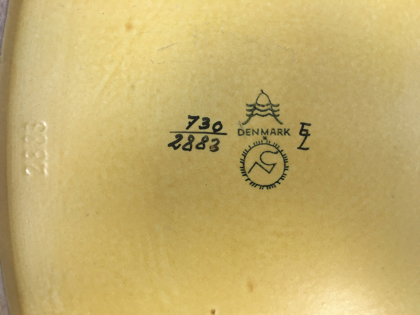 Plat carré en faïence de la série Baca créée par Nils Thorsson pour Royal Copenhagen