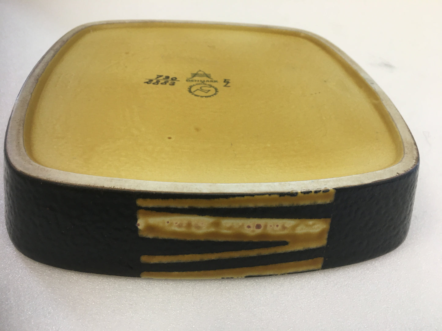 Plat carré en faïence de la série Baca créée par Nils Thorsson pour Royal Copenhagen
