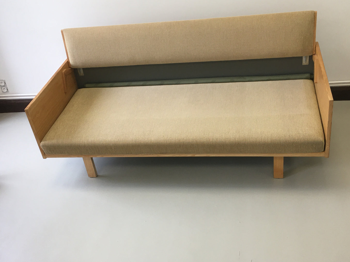 1_Hans J. Wegner. Canapé/ Lit de jour en bois de frêne. 1970