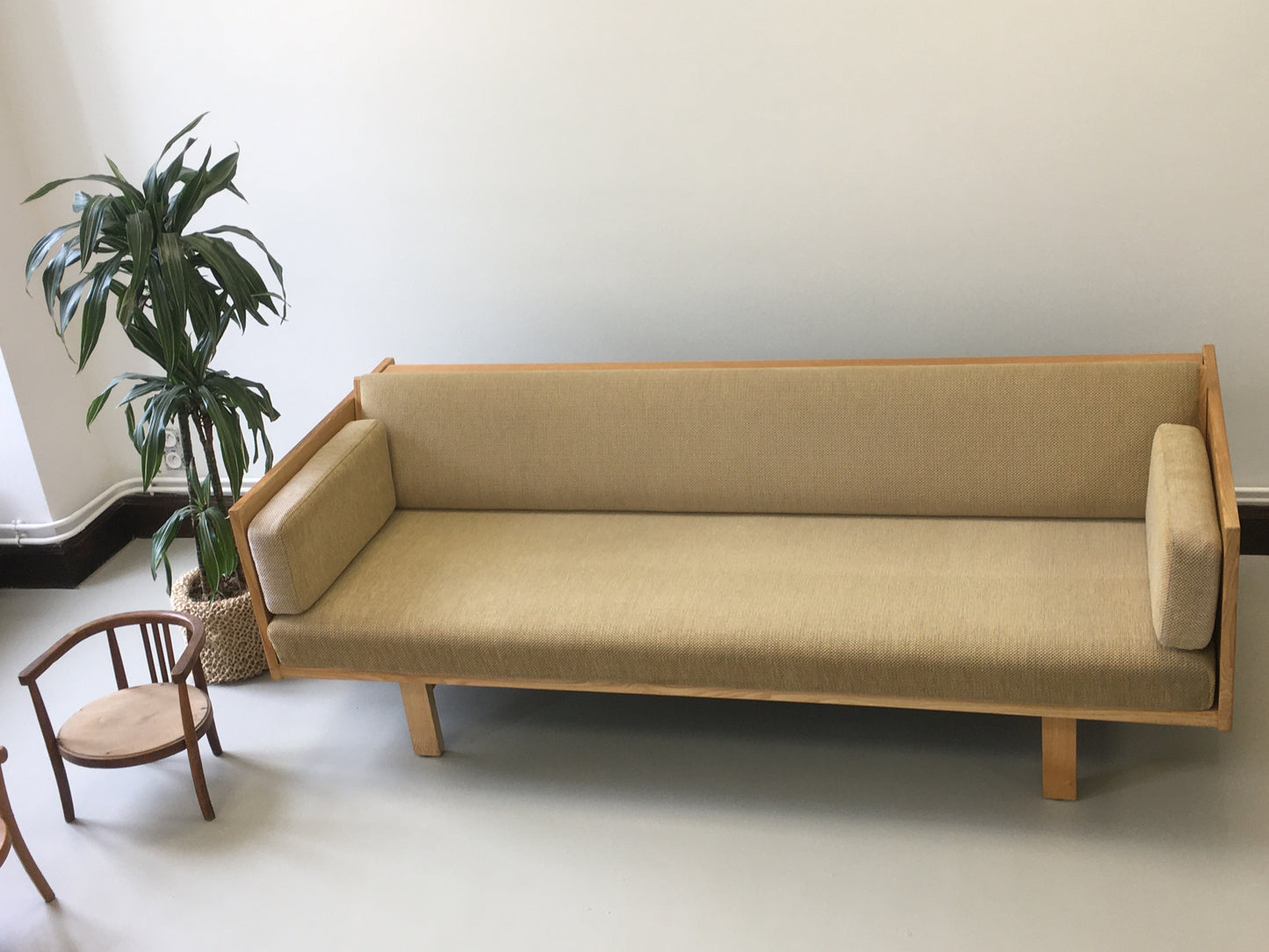 1_Hans J. Wegner. Canapé/ Lit de jour en bois de frêne. 1970