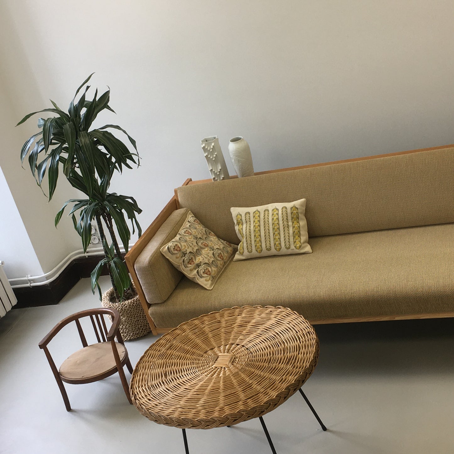 Coussin brodé à la main.