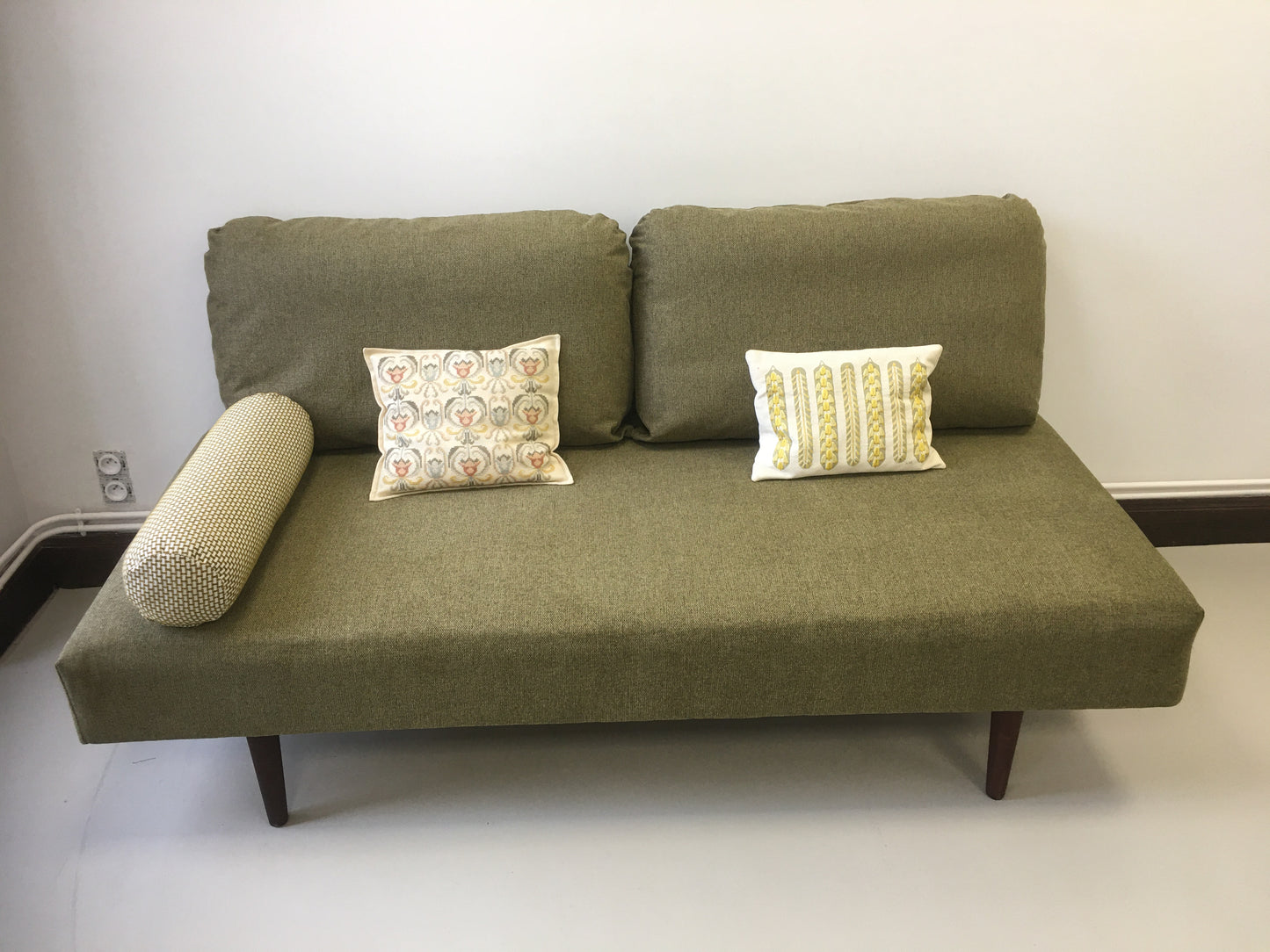 Coussin brodé à la main.