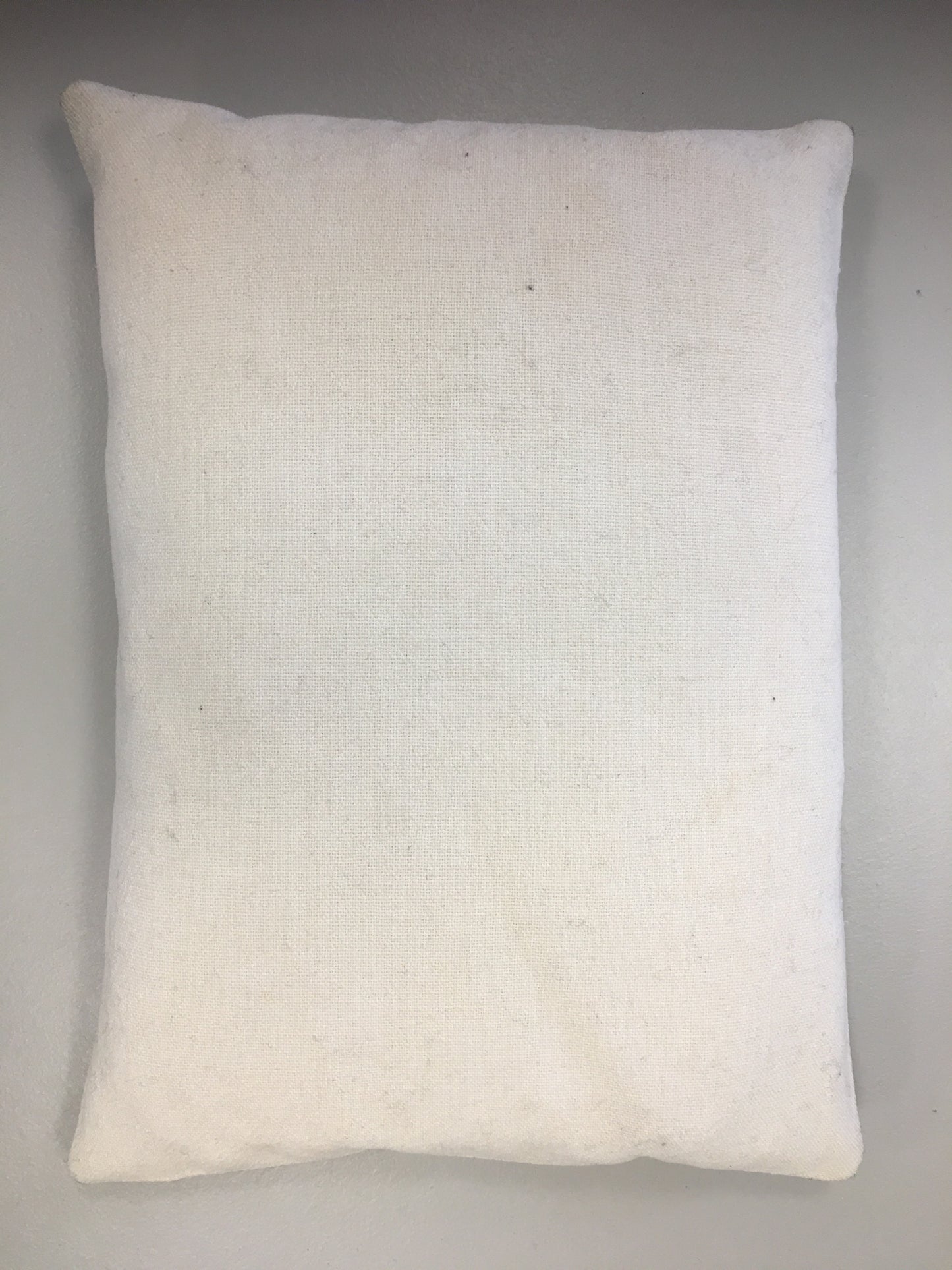 Coussin brodé à la main.