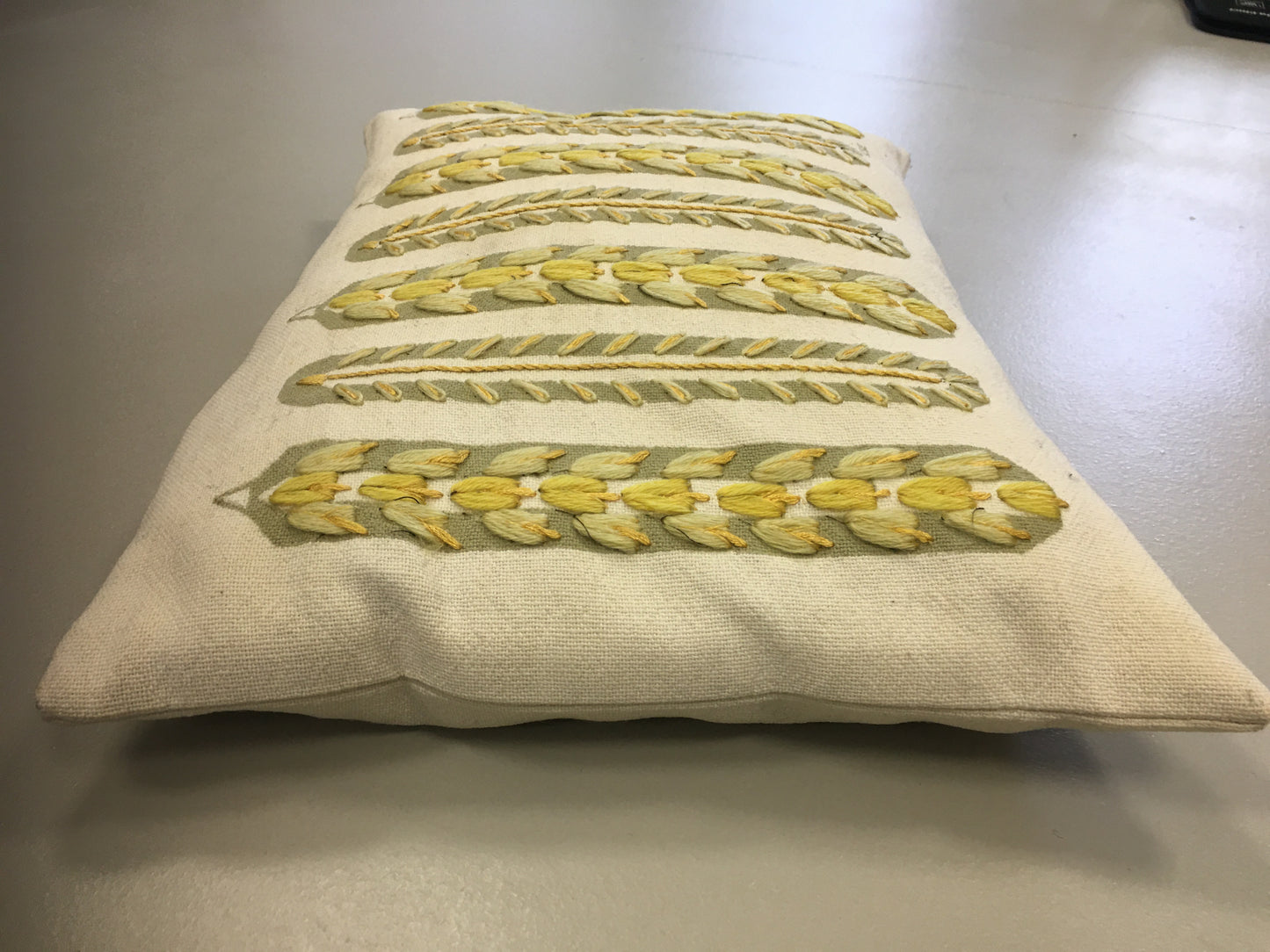 Coussin brodé à la main.