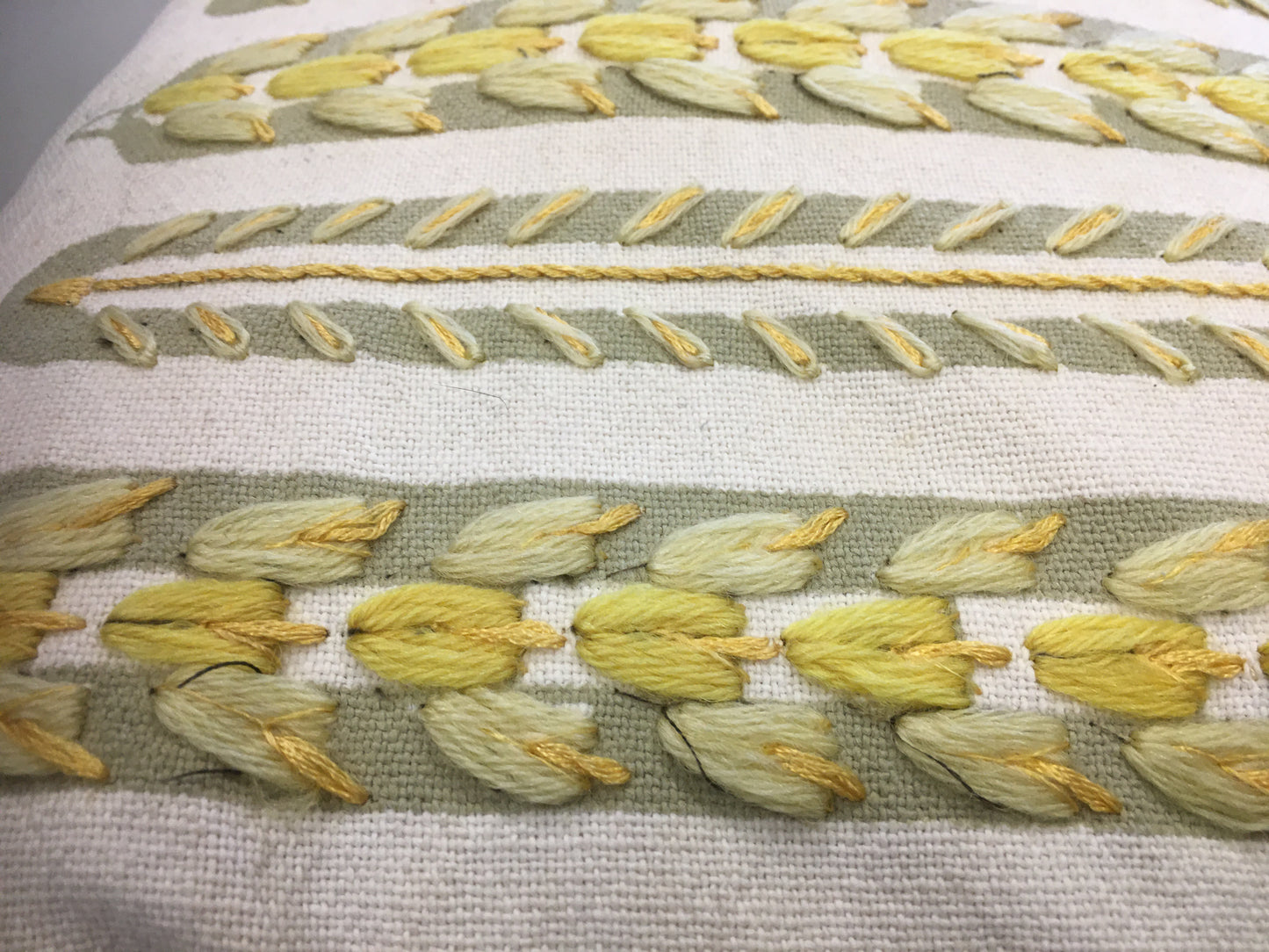 Coussin brodé à la main.