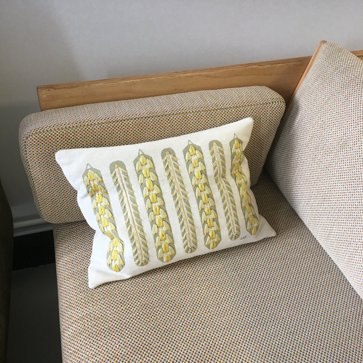 Coussin brodé à la main.