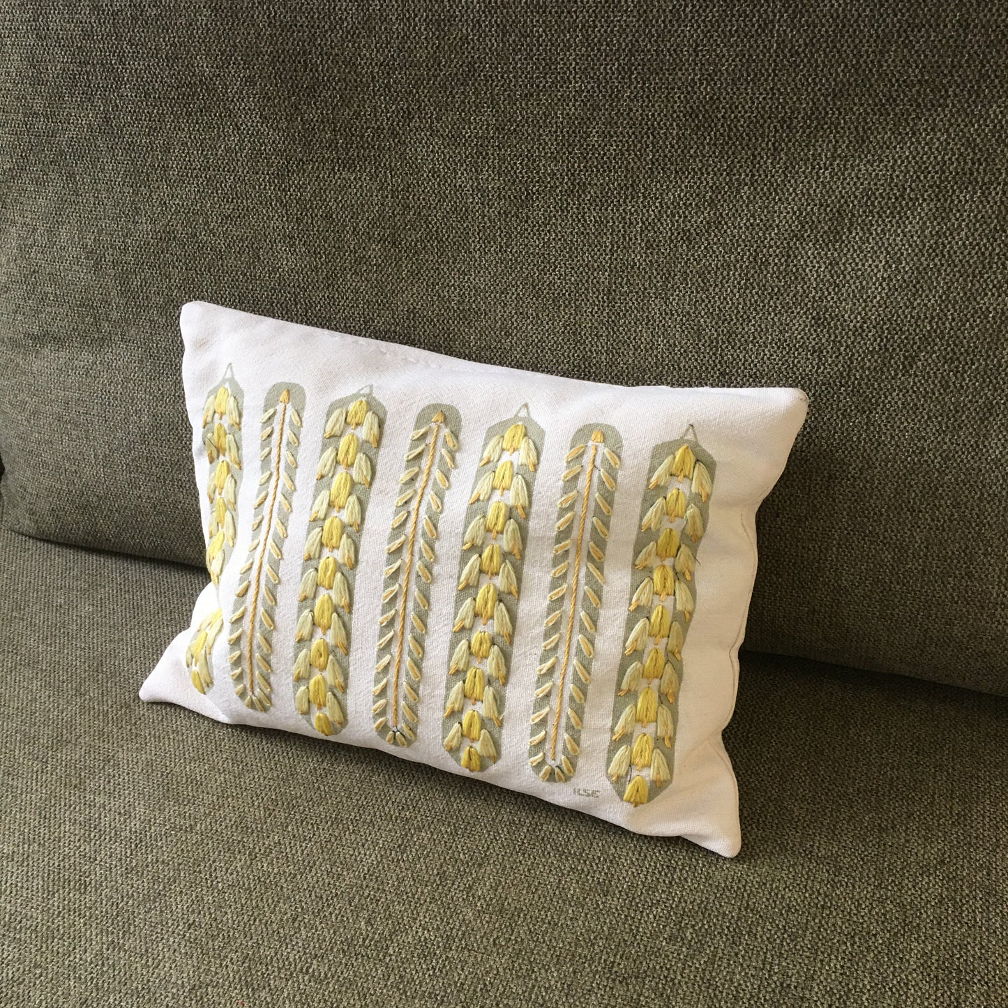 Coussin brodé à la main.