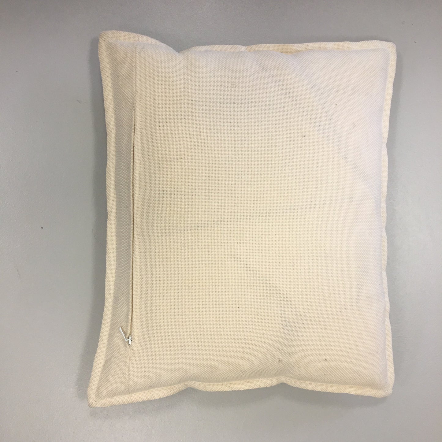 Coussin brodé à la main.