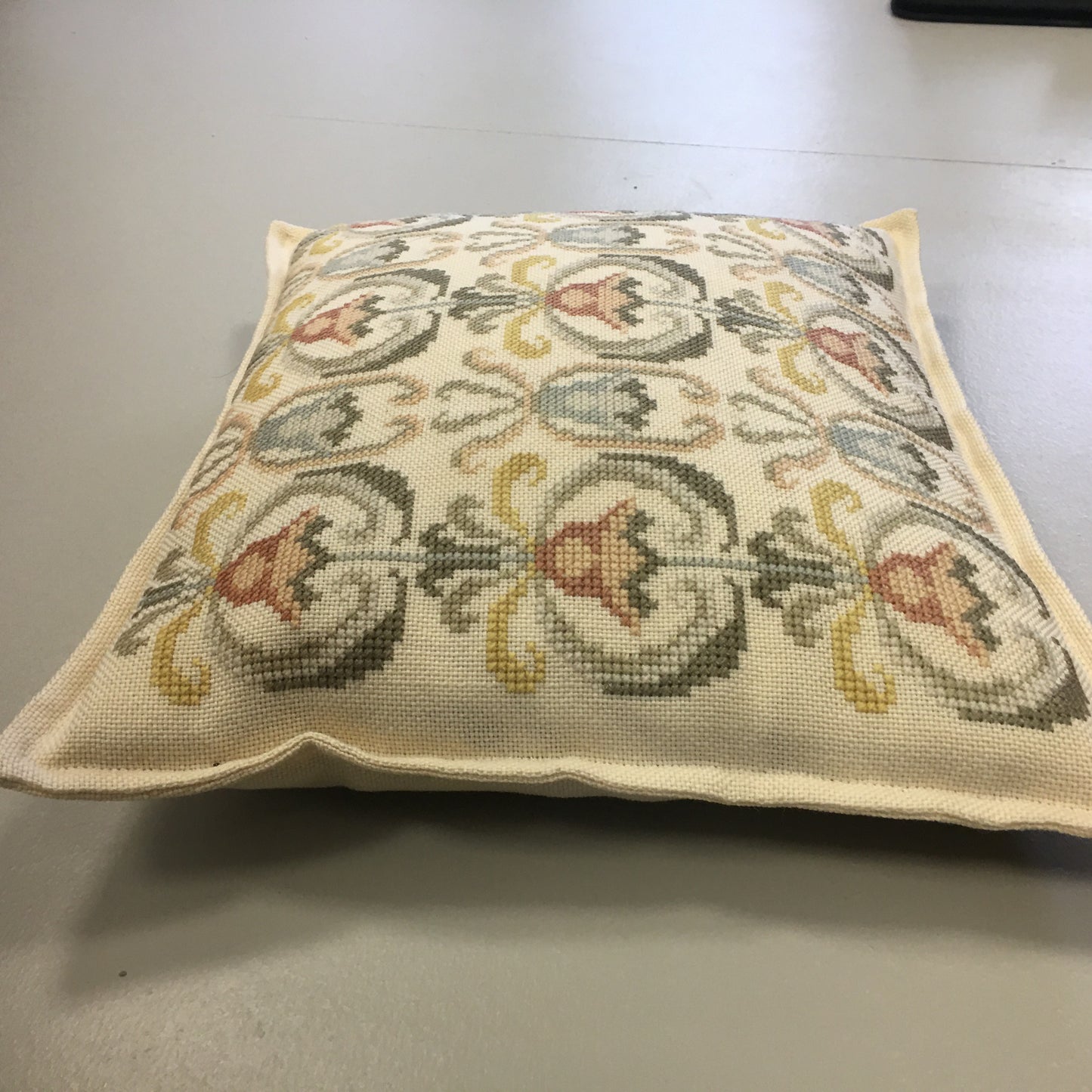 Coussin brodé à la main.