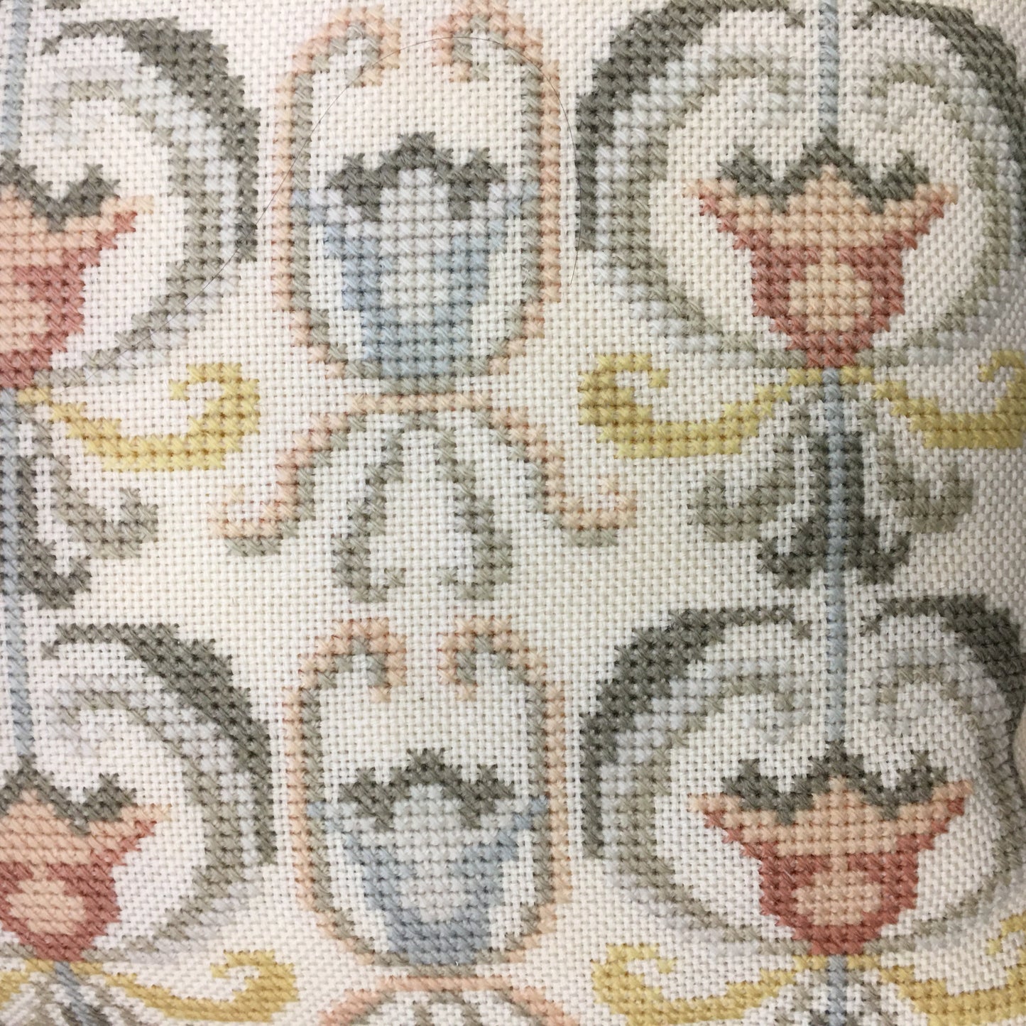 Coussin brodé à la main.