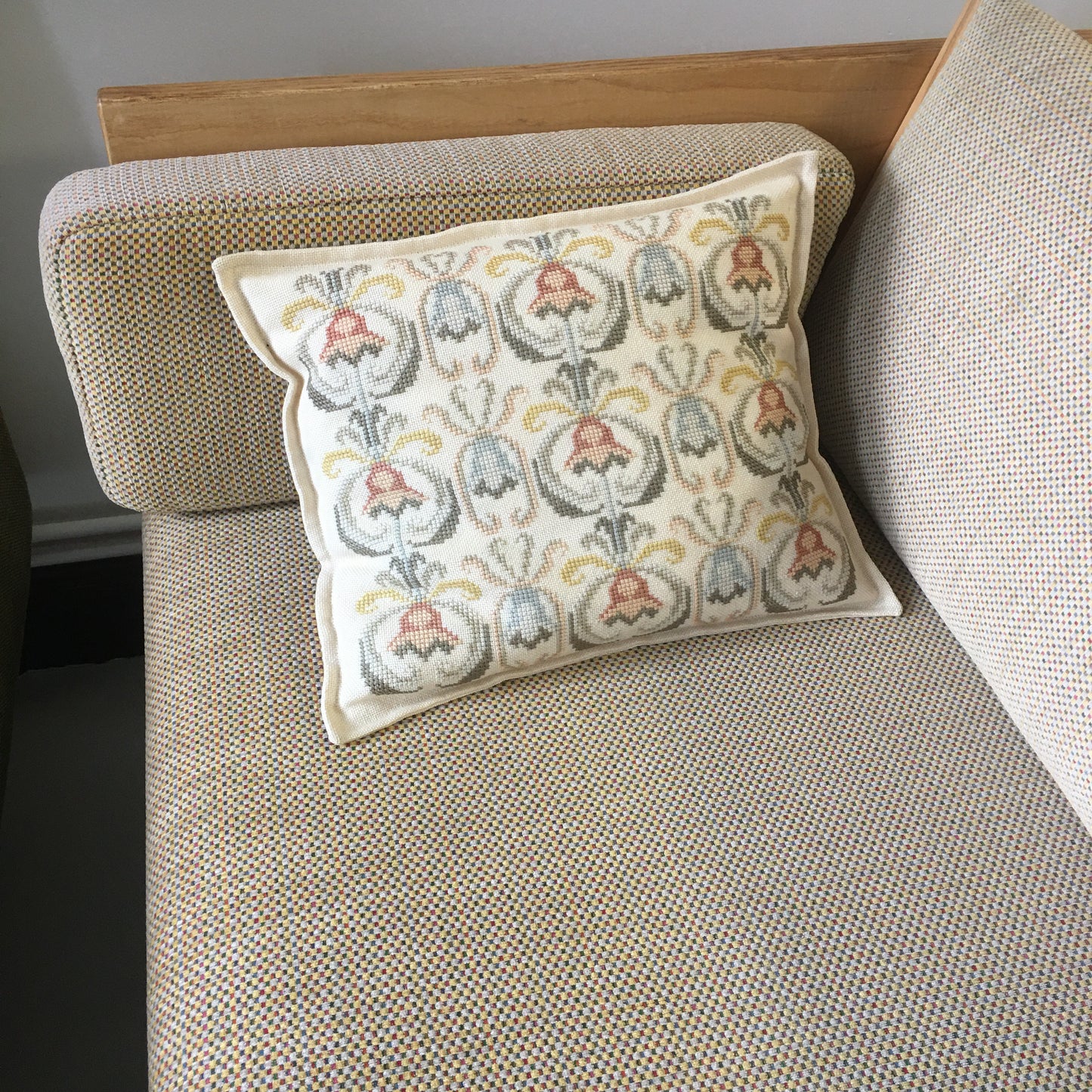 Coussin brodé à la main.