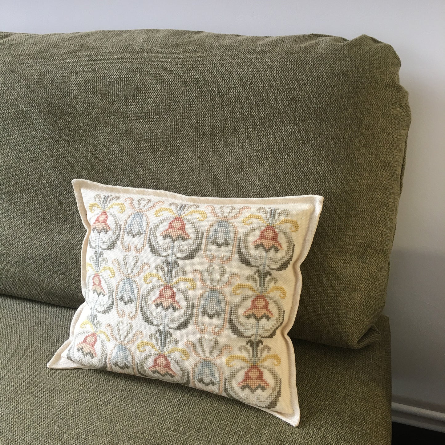 Coussin brodé à la main.