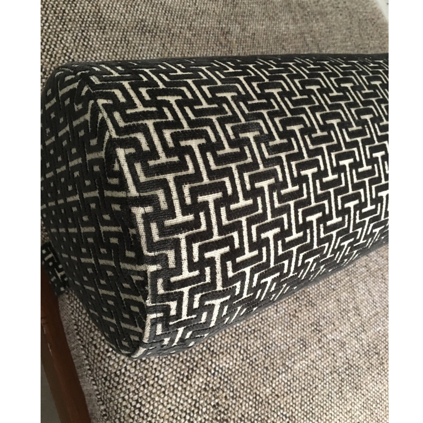 Grand coussin- traversin , appui-tête.