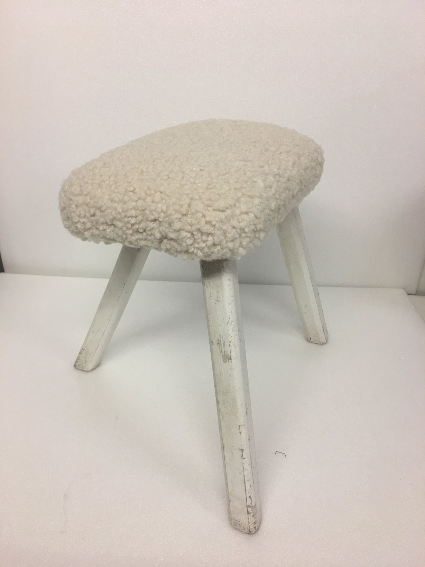 Tabouret hêtre peint, tissu "mouton" , Danois 60's