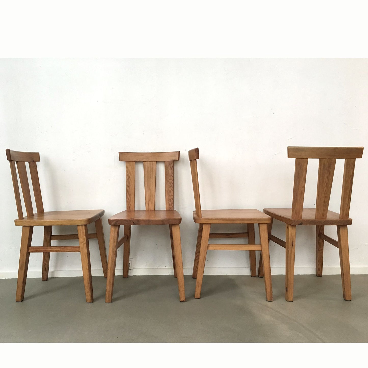 Chaises en bois de Pin, Suède circa 60