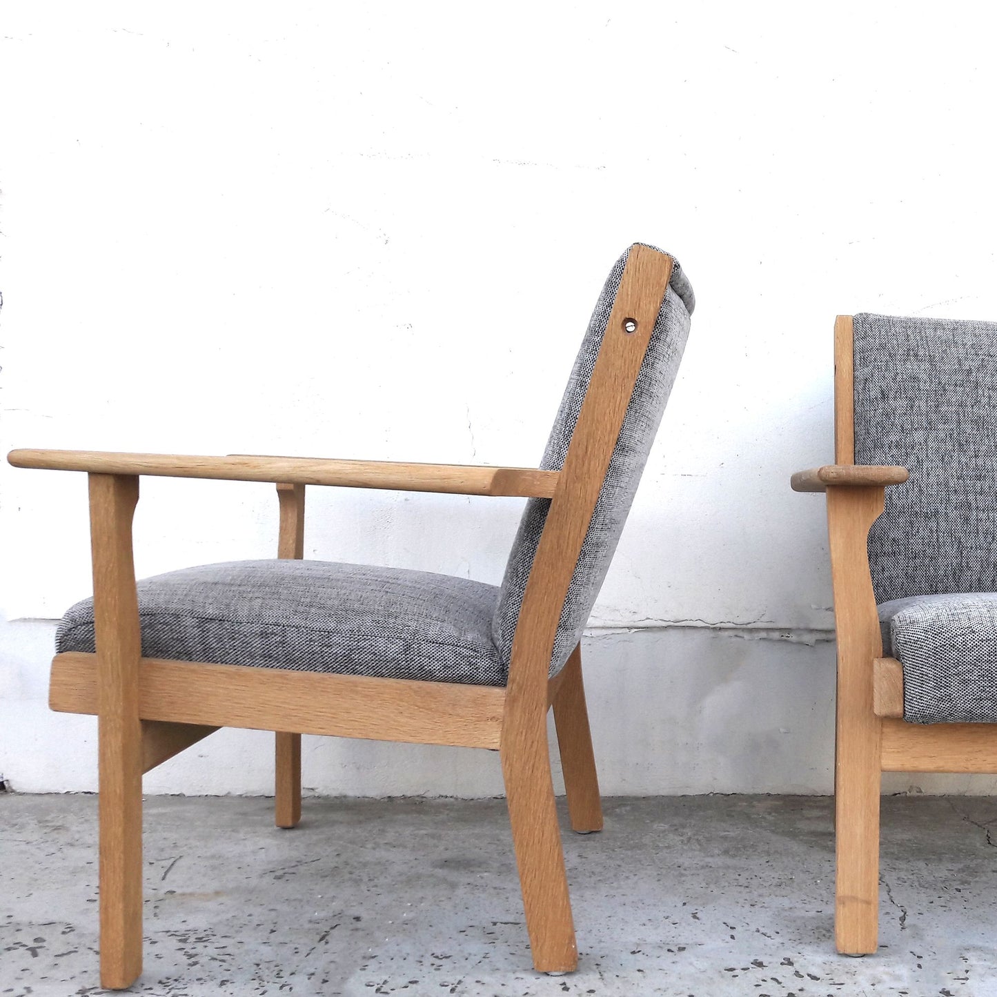 Paire de fauteuils H.J.Wegner