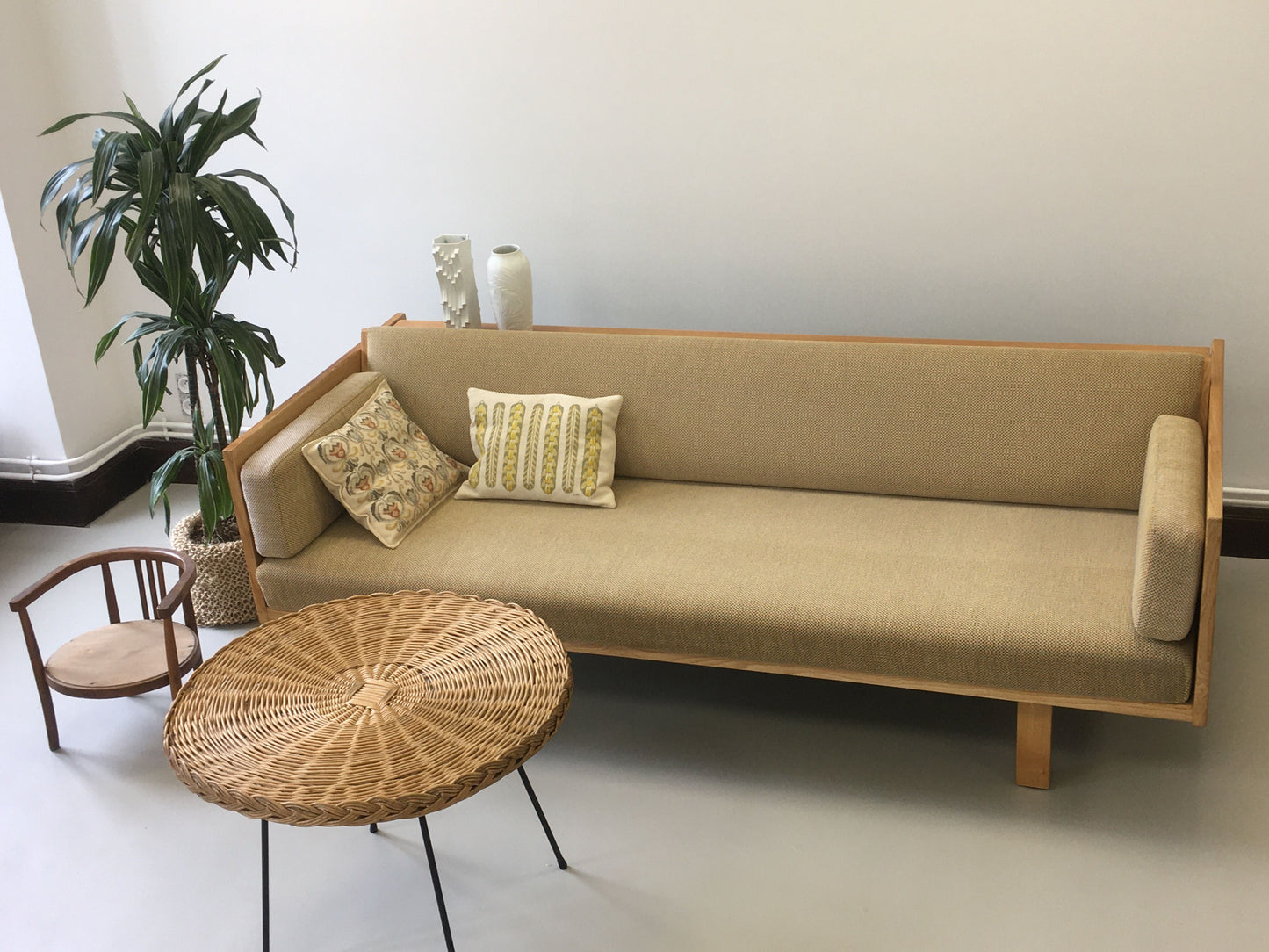 1_Hans J. Wegner. Canapé/ Lit de jour en bois de frêne. 1970