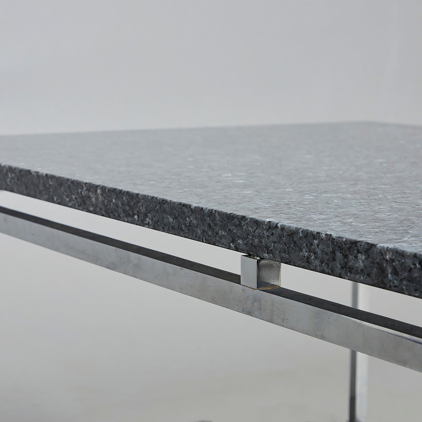 Table basse en Granite et Acier chromé